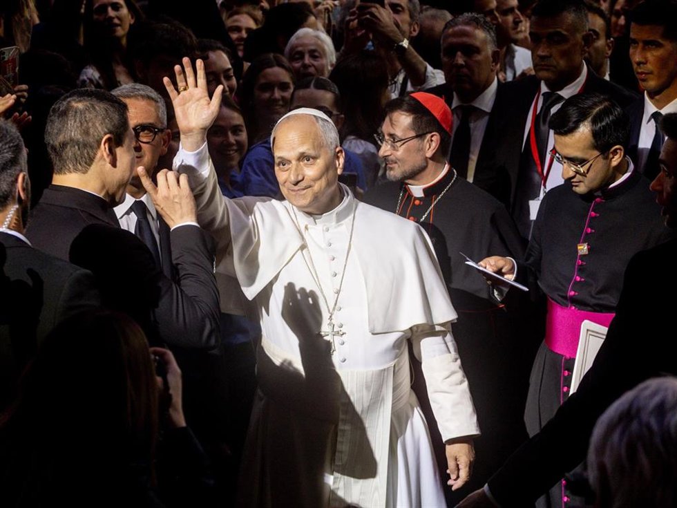 El Papa León XIV llega al encuentro 'Tejer redes con el mundo de la cultura, la educación, la empresa y el deporte', en el Movistar Arena, a 6 de junio de 2026, en Madrid