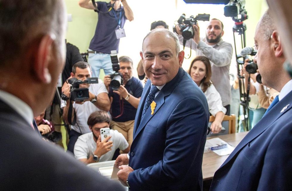 El primer ministro de Armenia, Nikol Pashinián, vota durante las elecciones parlamentarias, celebradas el 7 de junio de 2026 (archivo)