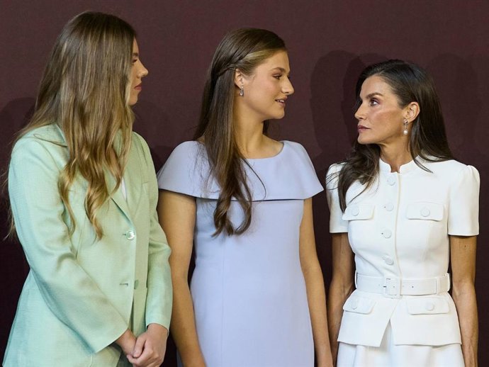 La Infanta Sofía, la Princesa Leonor y la Reina Letizia en la Santa Misa oficiada por el Papa León XIV en la Plaza Cibeles de Madrid.