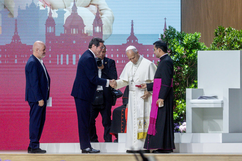 El presidente de la CEOE, Antonio Garamendi (2i), y el secretario general de CCOO, Unai Sordo (i), participan en el encuentro 'Tejer redes con el mundo de la cultura, la educación, la empresa y el deporte', junto al Papa León XIV, en el Movistar Arena, 