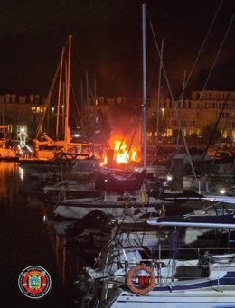 Incendio en un barco en el Puerto Deportivo de Marina del Cantábrico, en Camargo