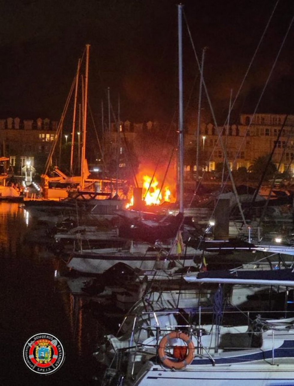 Incendio en un barco en el Puerto Deportivo de Marina del Cantábrico, en Camargo