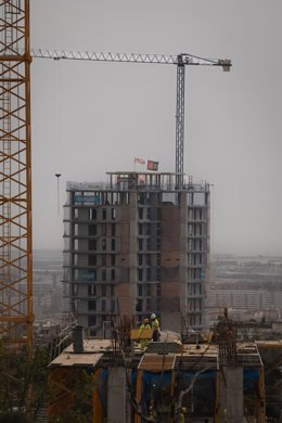 Archivo - Viviendas en construcción