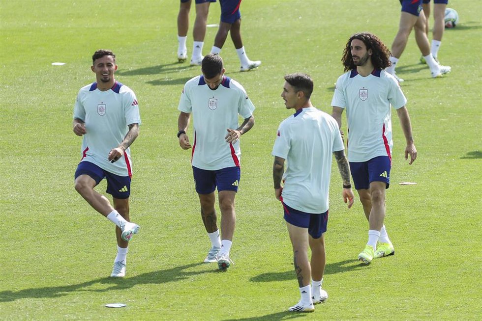 Archivo - Yeremi Pino (izda) junto a Alex Baena, Alejandro Grimaldo y Marc Curcurella durante un entrenamiento de la selección