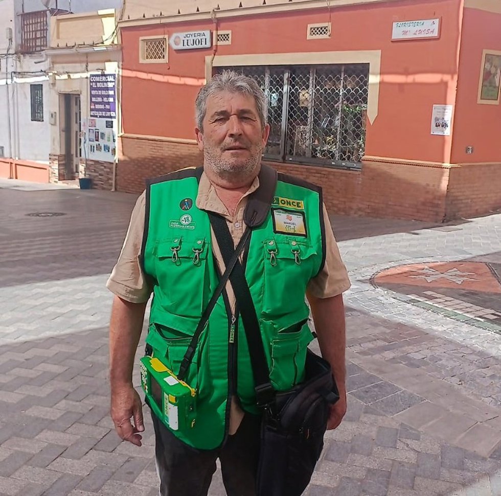 El vendedor de La ONCE, Manuel Morente, quien ha repartido 1,5 millones de euros en premios en Tomares (Sevilla)