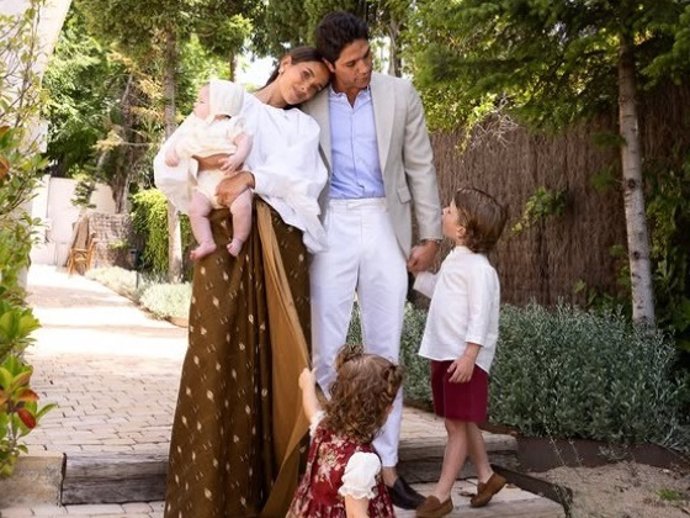 María Pombo y Pablo Castellano, con sus tres hijos, Martín, Vega y Mariana, en el bautizo de la pequeña