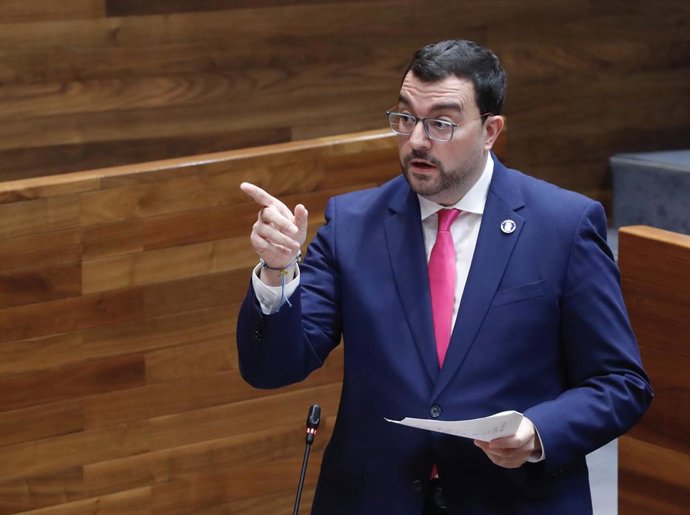 Archivo - El presidente del Principado de Asturias, Adrián Barbón, en el pleno de la JGPA.