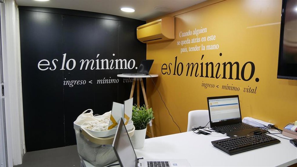 Archivo - Autobús habilitado por el Ministerio para informar sobre cómo y quién puede beneficiarse del IMV.