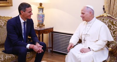 Sánchez dice que comparte con León XIV la defensa de las migraciones y le regala un olivo, símbolo de paz