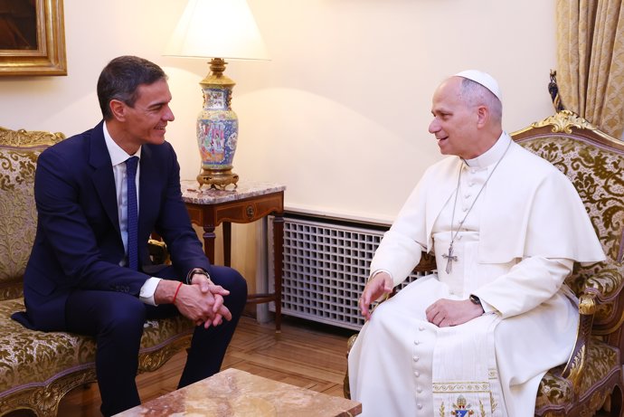El presidente del gobierno, Pedro Sánchez (i), y el Papa León XIV (d) se reúnen en la sede de la Nunciatura Apostólica, a 8 de junio de 2026, en Madrid (España).
