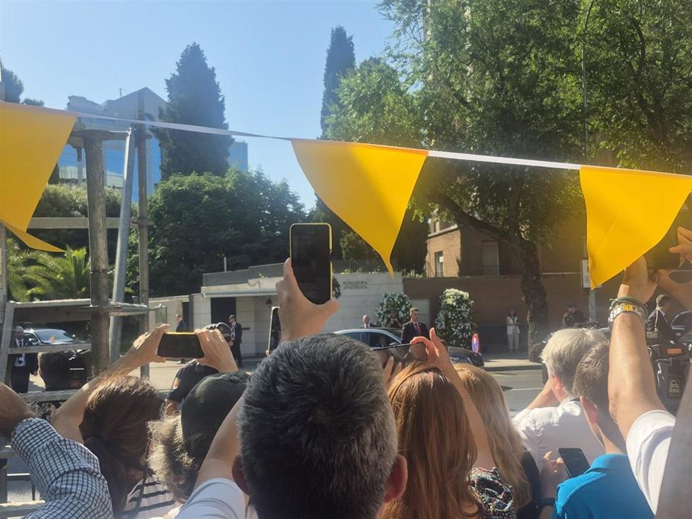 León XIV sale de la Nunciatura camino del Congreso, en Madrid a 8 de junio de 2026