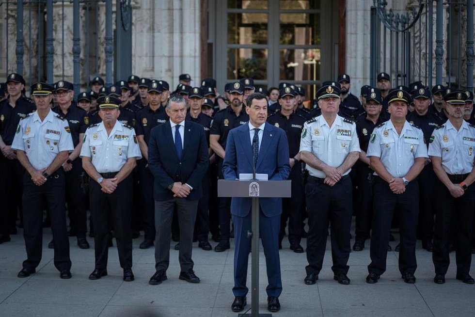 El presidente de la Junta de Andalucía en funciones, Juanma Moreno, en un acto con agentes de la Unidad de Policía Adscrita a la Comunidad Autónoma.