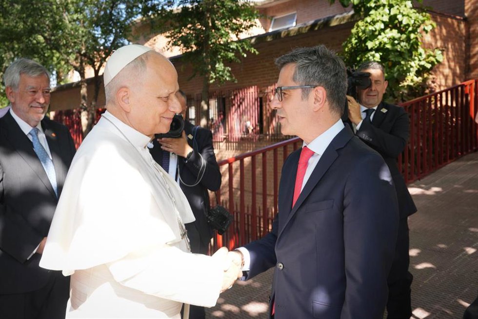 El Papa León XIV (i), saluda al ministro de la Presidencia, Justicia y Relaciones con las Cortes, Félix Bolaños.