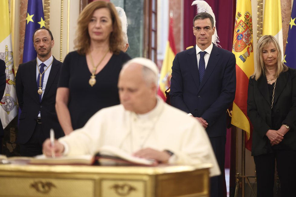 El Papa León XIV firma el libro de honor del Congreso, durante su visita al Congreso de los Diputados, a 8 de junio de 2026, en Madrid (España).