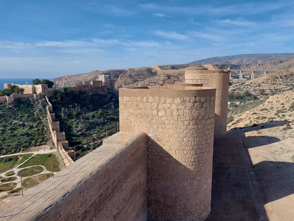 Archivo - Muralla del cerro de San Cristóbal tras su restauración.