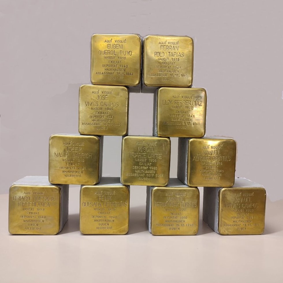 Archivo - Imagen de los 11 adoquines stolpersteine que se instalarán en las calles de L'Hospitalet de Llobregat (Barcelona).