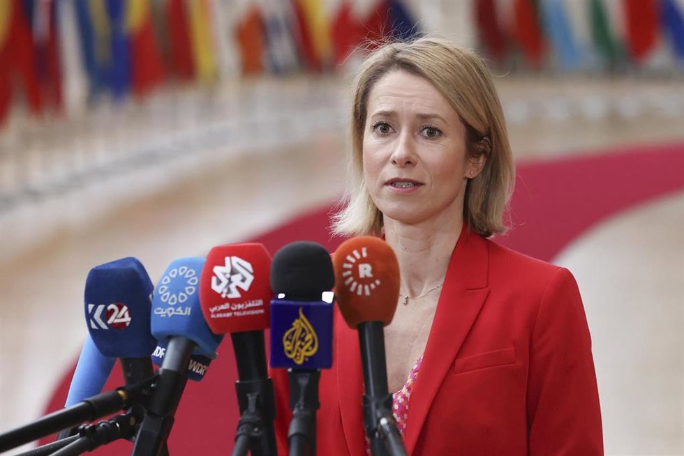 La Alta Representante de la Unión Europea para Política Exterior, Kaja Kallas, en declaraciones a los medios durante un Consejo de Asuntos Exteriores (CAE) celebrado este lunes en Bruselas