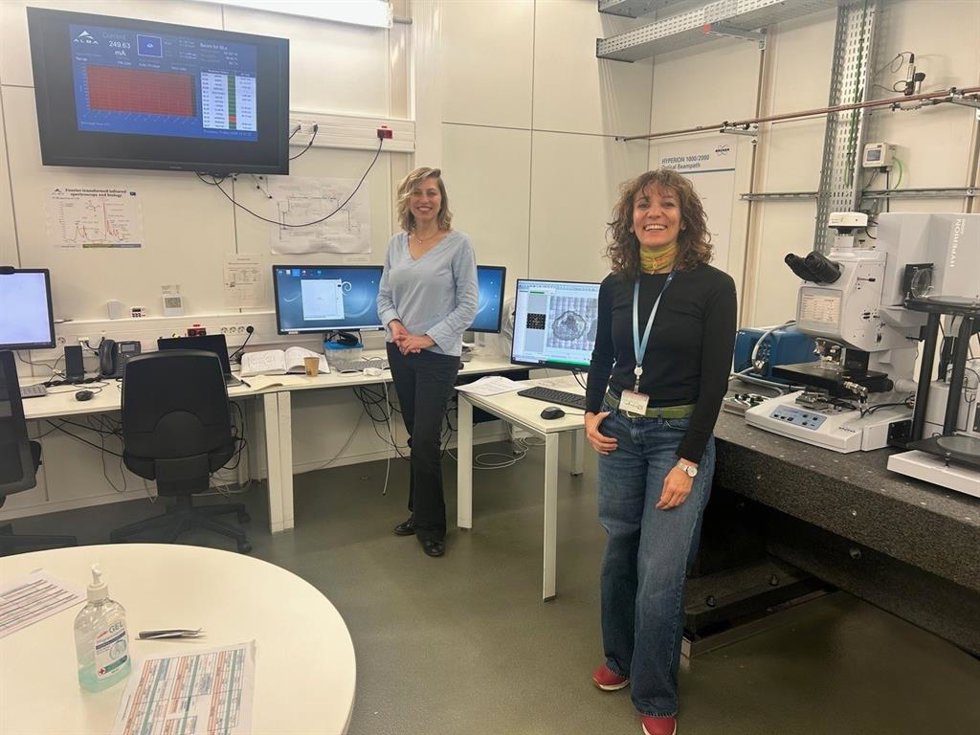 Investigadores Tanja Dučić del ALBA Synchrotron y Elena González de la Universidad de Málaga en la línea de luz MIRAS del Sincrotrón ALBA.