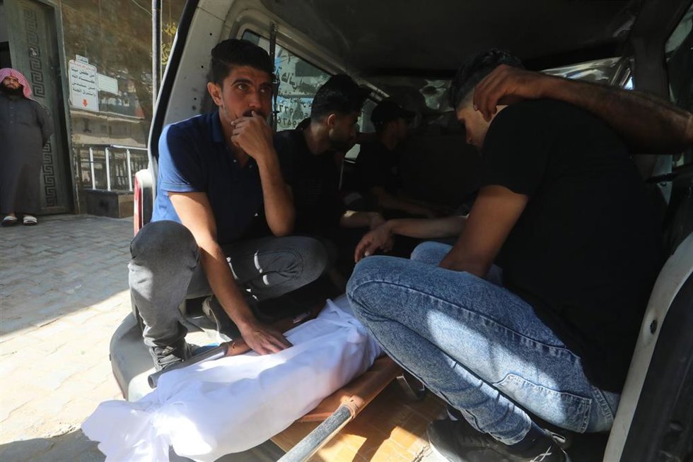 Palestinos durante el funeral de un adolescente de 16 años muerto en un bombardeo ejecutado por el Ejército de Israel contra la ciudad de Gaza, en el norte de la Franja de Gaza, a pesar del acuerdo de alto el fuego pactado en octubre de 2025