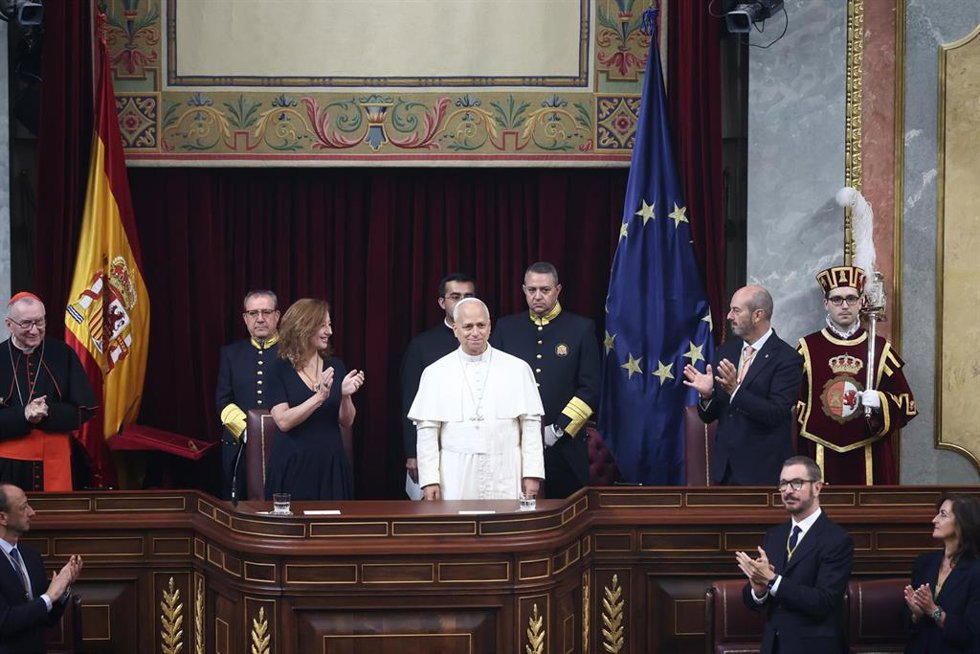 (I-D) La presidenta del Congreso, Francina Armengol; el Papa León XIV, y el presidente del Senado, Pedro Rollán.