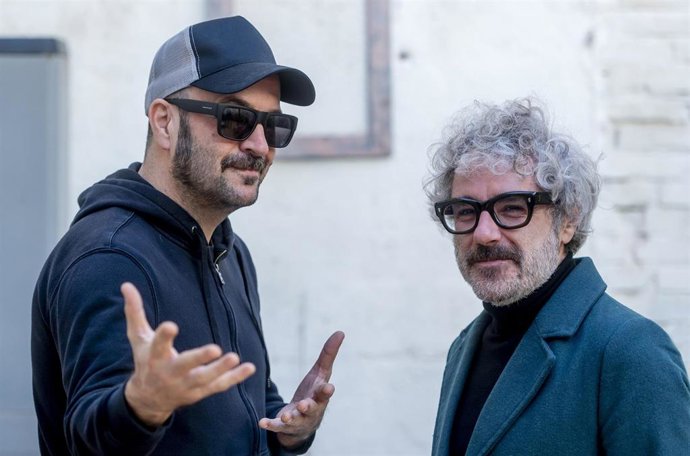 Archivo - El vocalista Abraham Boba (d), y el guitarrista Luís Rodriguez (i), del grupo de indie-rock León Benavente, posan para Europa Press tras una entrevista, a 26 de noviembre de 2025, en Madrid 