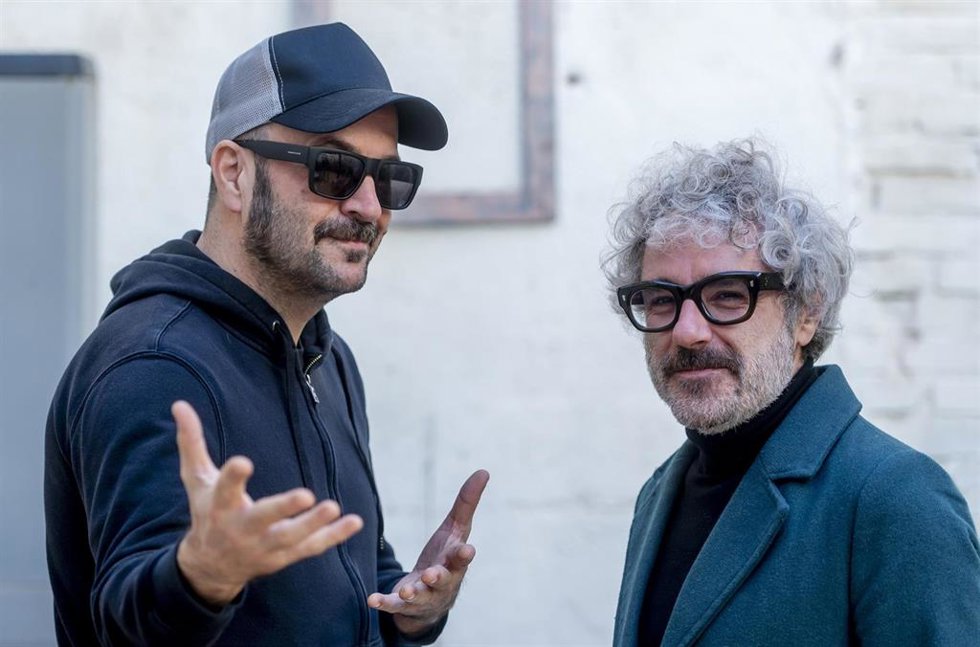 Archivo - El vocalista Abraham Boba (d), y el guitarrista Luís Rodriguez (i), del grupo de indie-rock León Benavente, posan para Europa Press tras una entrevista, a 26 de noviembre de 2025, en Madrid 