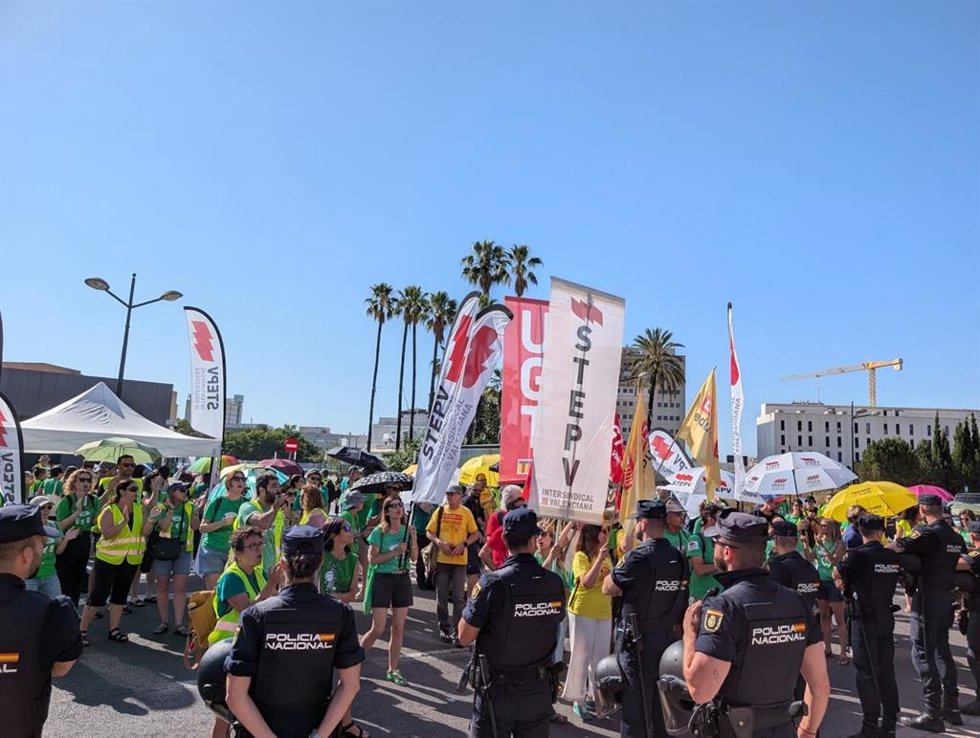 Concentración ante la sede de la Conselleria de Educación este lunes en la quinta semana de huelga educativa