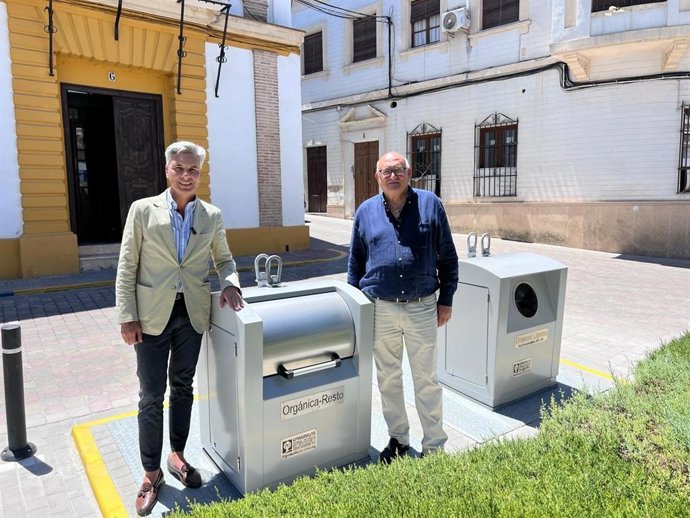 El delegado de Infraestructuras, Sostenibilidad y Agricultura de la Diputación de Córdoba, Andrés Lorite (izda.), y el alcalde de La Rambla, junto a uno de los contenedores soterrados.