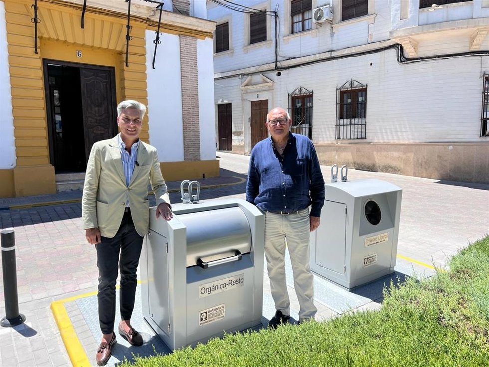 El delegado de Infraestructuras, Sostenibilidad y Agricultura de la Diputación de Córdoba, Andrés Lorite (izda.), y el alcalde de La Rambla, junto a uno de los contenedores soterrados.