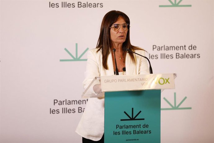 Archivo - La portavoz de VOX en el Parlament balear, Manuela Cañadas, durante una rueda de prensa