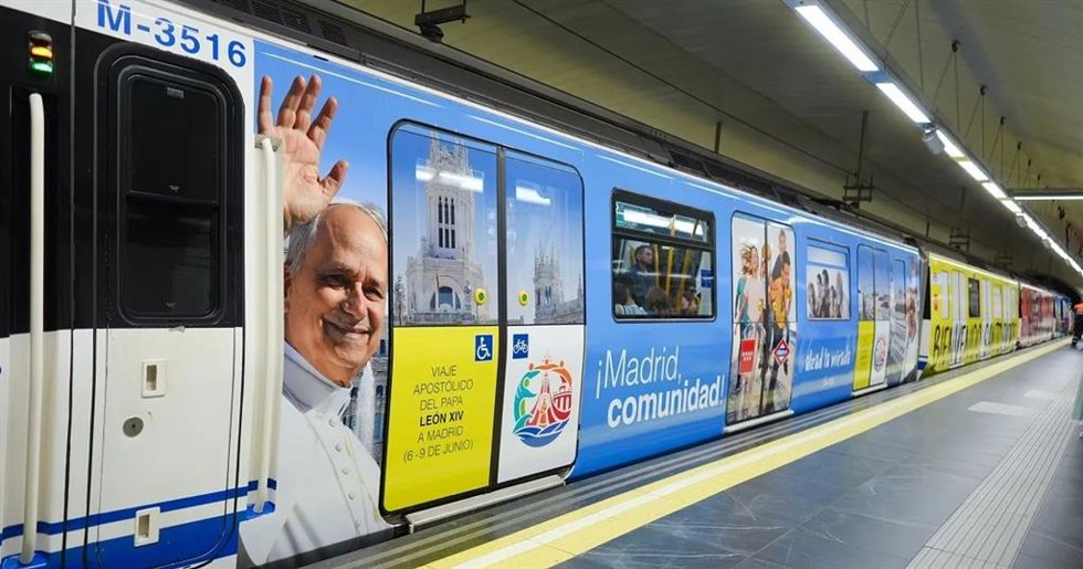 Tren de Metro vinilado con motivo de la visita del Papa León XIV