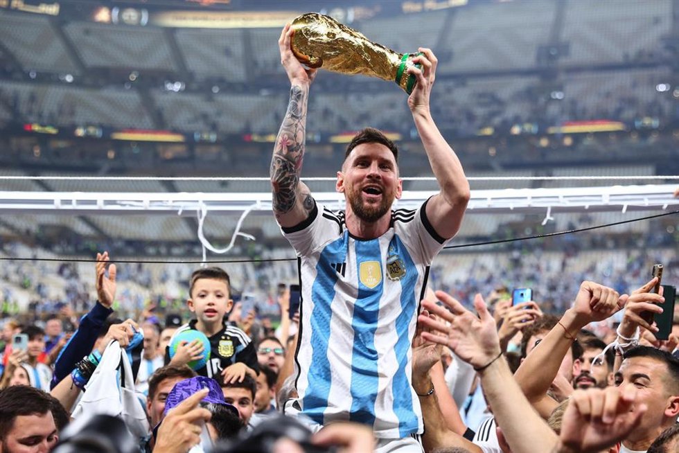 Archivo - Leo Messi con el trofeo de la Copa del Mundo tras ganar con Argentina el Mundial de Catar en 2022