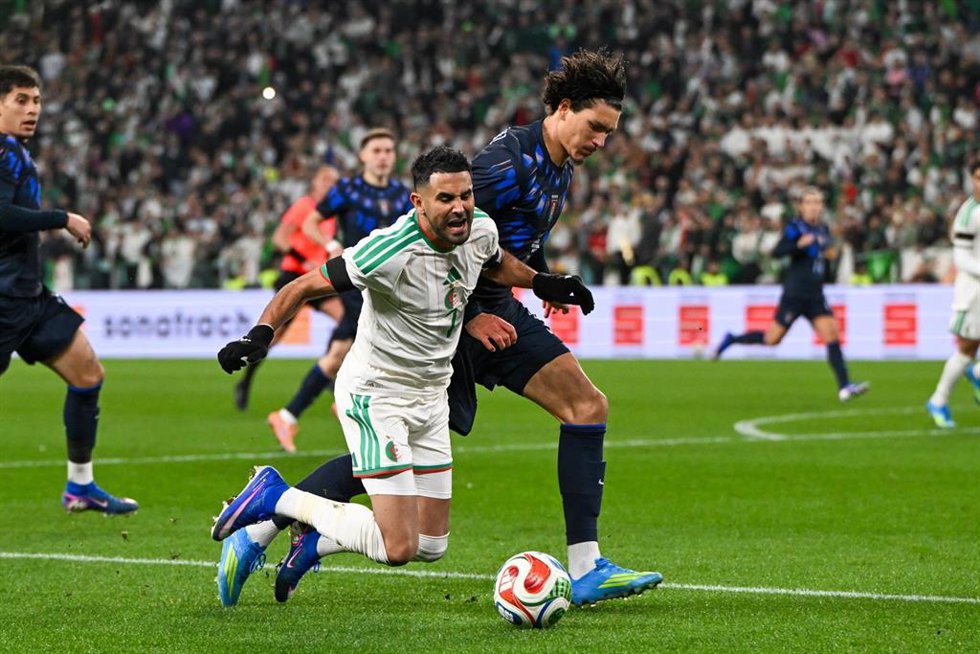 Archivo - Riyad Mahrez durante el amistoso entre Argelia y Uruguay