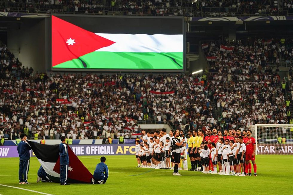 Archivo - Jugadores de Irak y Jordania durante el partido de clasificación de la AFC para la Copa Mundial de la FIFA 2026 entre Irak y Jordania en el Estadio Internacional de Basora
