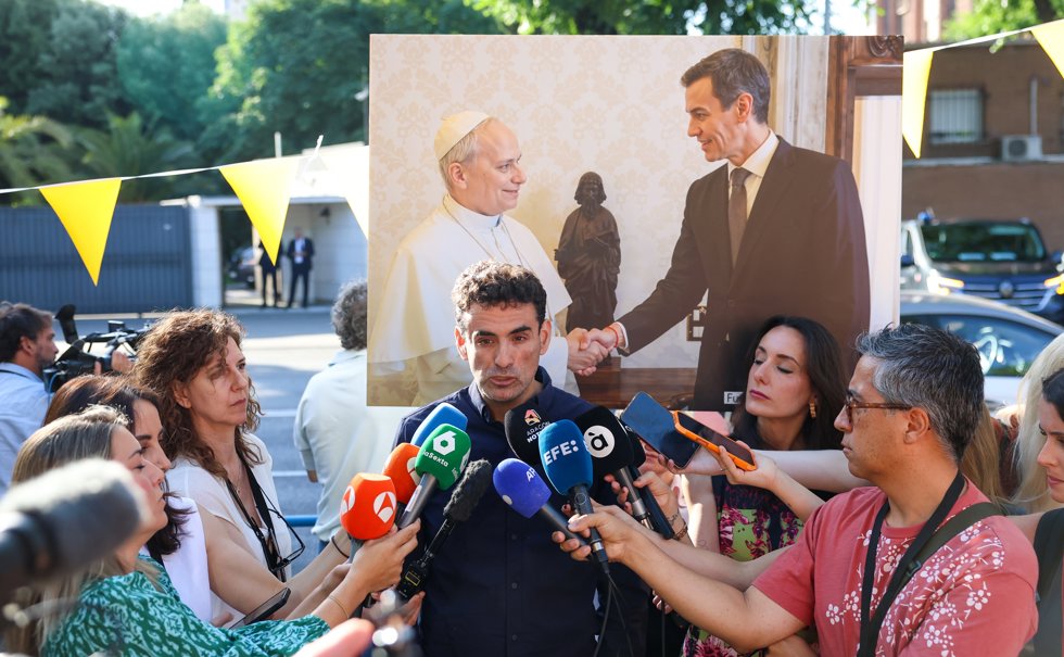 El activista contra los abusos en la Iglesia, Miguel Hurtado, ofrece declaraciones a la prensa durante un acto de denuncia organizado por Reparación Integral YA, frente a la Nunciatura Apostólica, a 8 de junio de 2026, en Madrid (España).