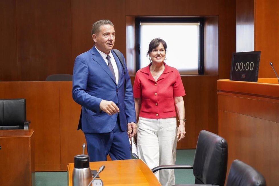 El director general de Relaciones con las Cortes, del Departamento de Presidencia del Gobierno de Aragón, Miguel Ángel Lafuente, y la diputada autonómica del PP Elena Allué.