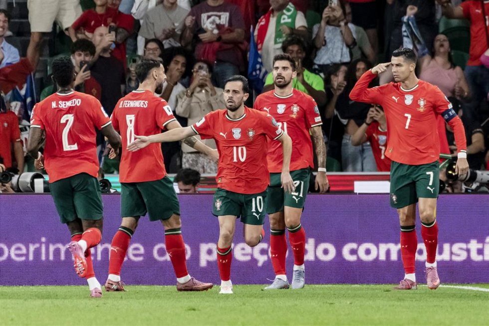 Archivo - Cristiano Ronaldo (derecha) celebra un gol con sus compañeros de la selección de Portugal, en el partido de clasificación al Mundial 2026 ante Hungría. 