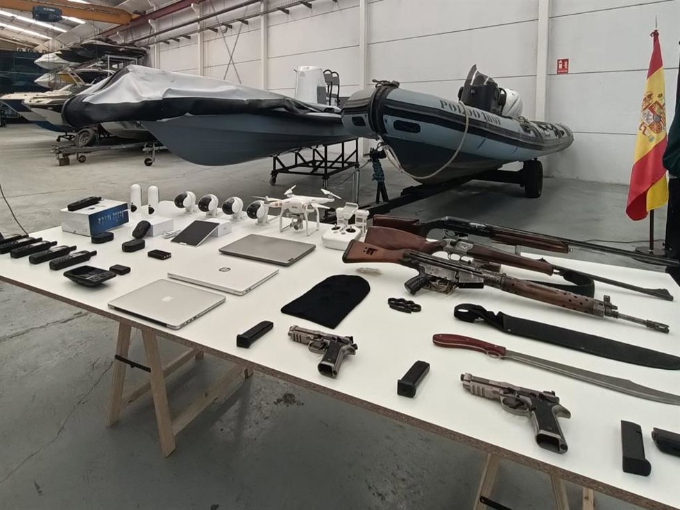 Archivo - Armas y embarcaciones intervenidas en una operación contra el narcotráfico en Almería