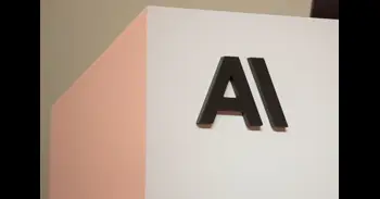Anthropic alerta sobre la IA que se autoconstruye y apuesta por una "desaceleración" para no perder el control humano
