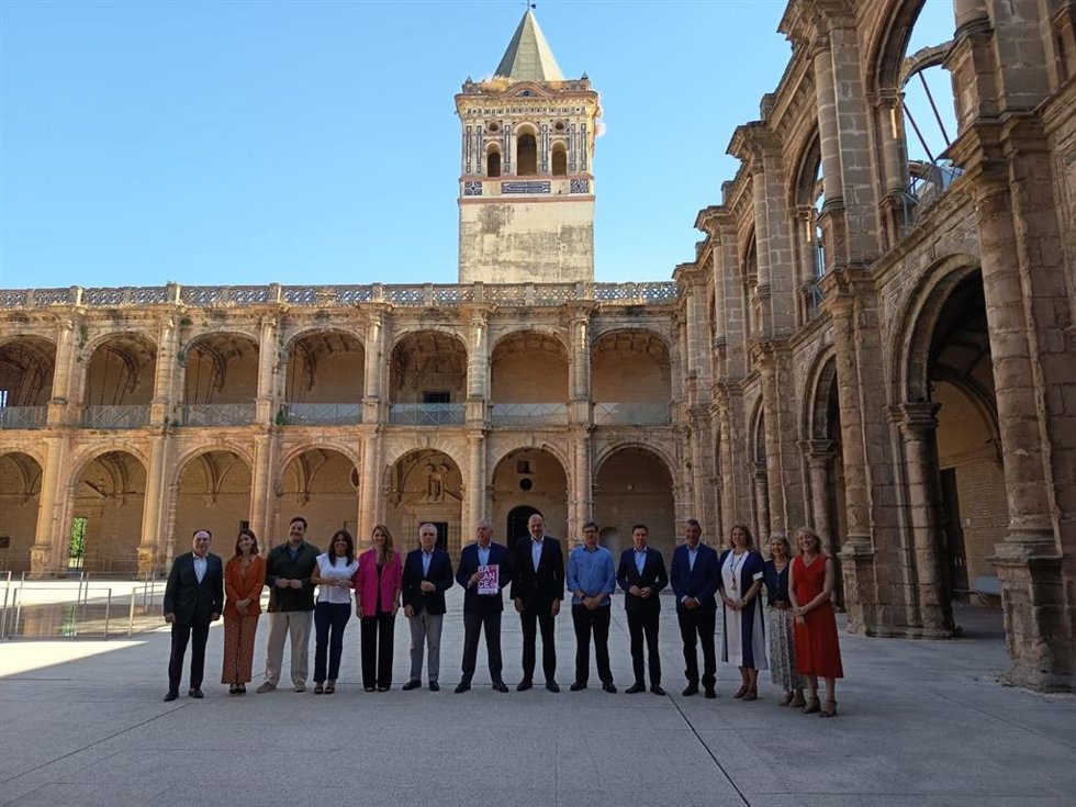 Foto de familia del Gobierno local, con el alcalde al frente, en el Monasterio de San Jerónimo, tras la presentación del balance de tres años de gestión
