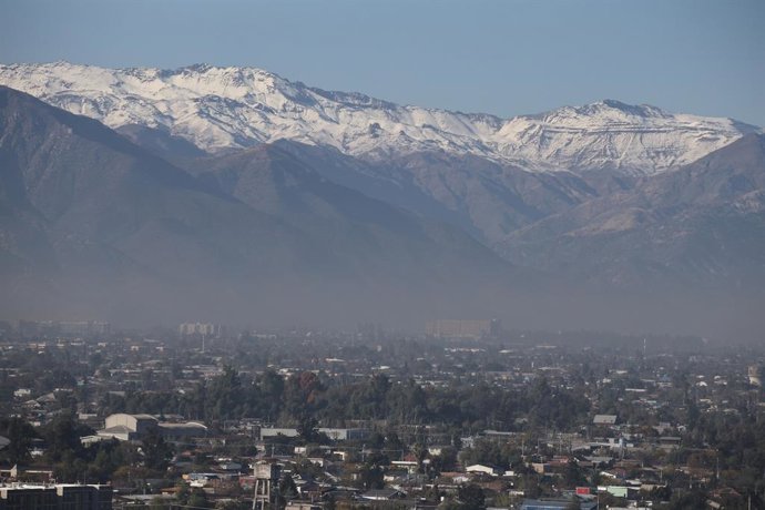 Santiago, 10 de mayo de 2026.  Vista de Santiago luego que la delegacion presidencial de la region metropolitana declaro Alerta Ambiental para Santiago para hoy 10 de Mayo por la mala calidad del aire y problemas de ventilacion   Diego Martin/Aton Chile
