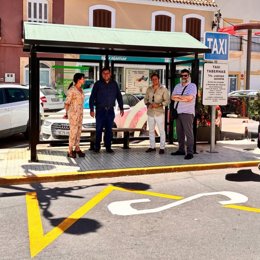 Responsables de la Junta, del Consorcio de Transporte Metropolitano del Área de Almería y del Ayuntamiento de Tabernas visitan una parada de autobús tras las actuaciones de mejora y mantenimiento.