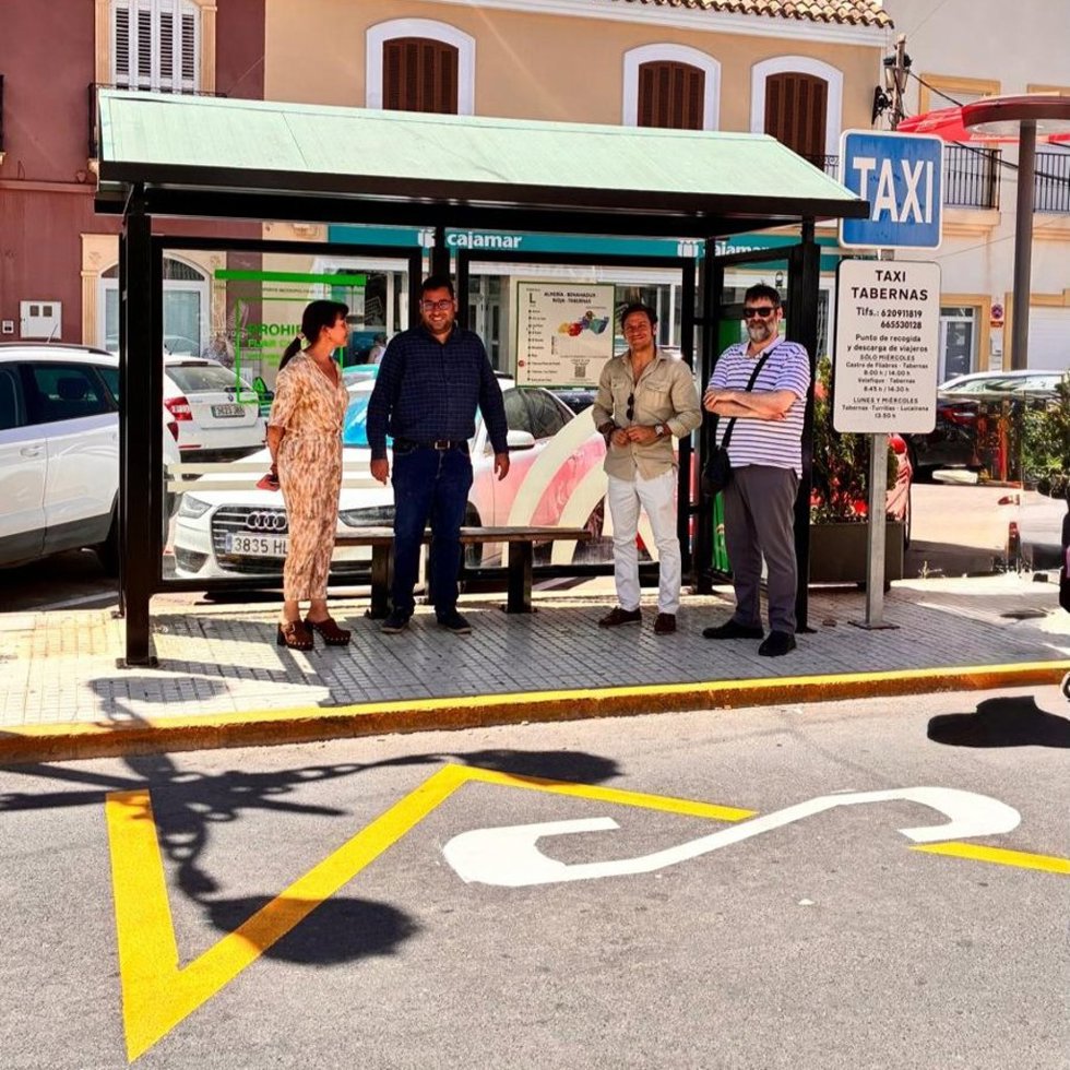 Responsables de la Junta, del Consorcio de Transporte Metropolitano del Área de Almería y del Ayuntamiento de Tabernas visitan una parada de autobús tras las actuaciones de mejora y mantenimiento.