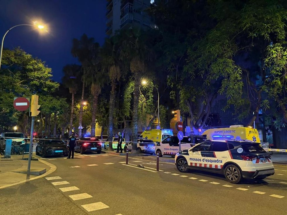 Zona en la que se produjo el tiroteo mortal, acordonada por los Mossos d'Esquadra y la Guàrdia Urbana de la capital catalana