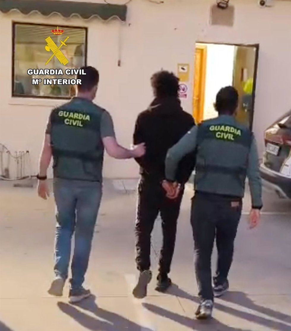 Imagen de la detención de uno de los cuatro jóvenes por una violenta agresión a un vecino de Torre Pacheco por un incidente de tráfico