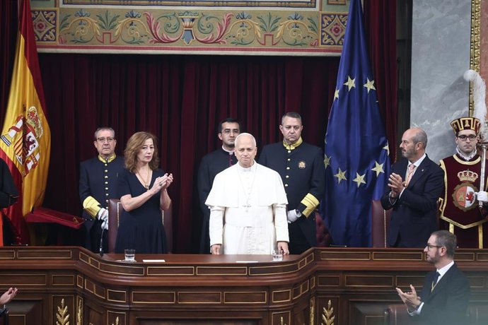 (I-D) La presidenta del Congreso, Francina Armengol; el Papa León XIV, y el presidente del Senado, Pedro Rollán, durante una visita del Pontífice al Congreso de los Diputados, a 8 de junio de 2026, en Madrid (España). 