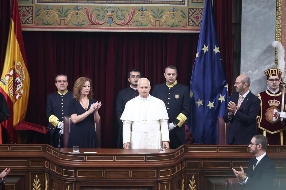 (I-D) La presidenta del Congreso, Francina Armengol; el Papa León XIV, y el presidente del Senado, Pedro Rollán, durante una visita del Pontífice al Congreso de los Diputados, a 8 de junio de 2026, en Madrid (España). 