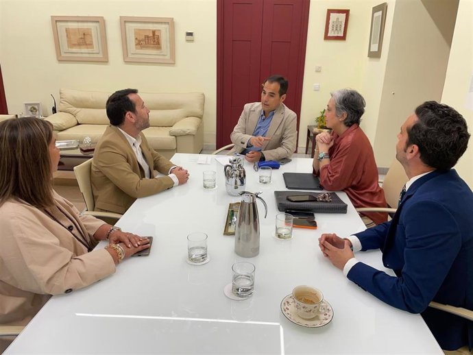 Imagen de la reunión entre el consejero en funciones de Justicia, Administración Local y Función Pública, José Antonio Nieto y el comisionado para la atención a las víctimas de Adamuz, Jaime Mora.