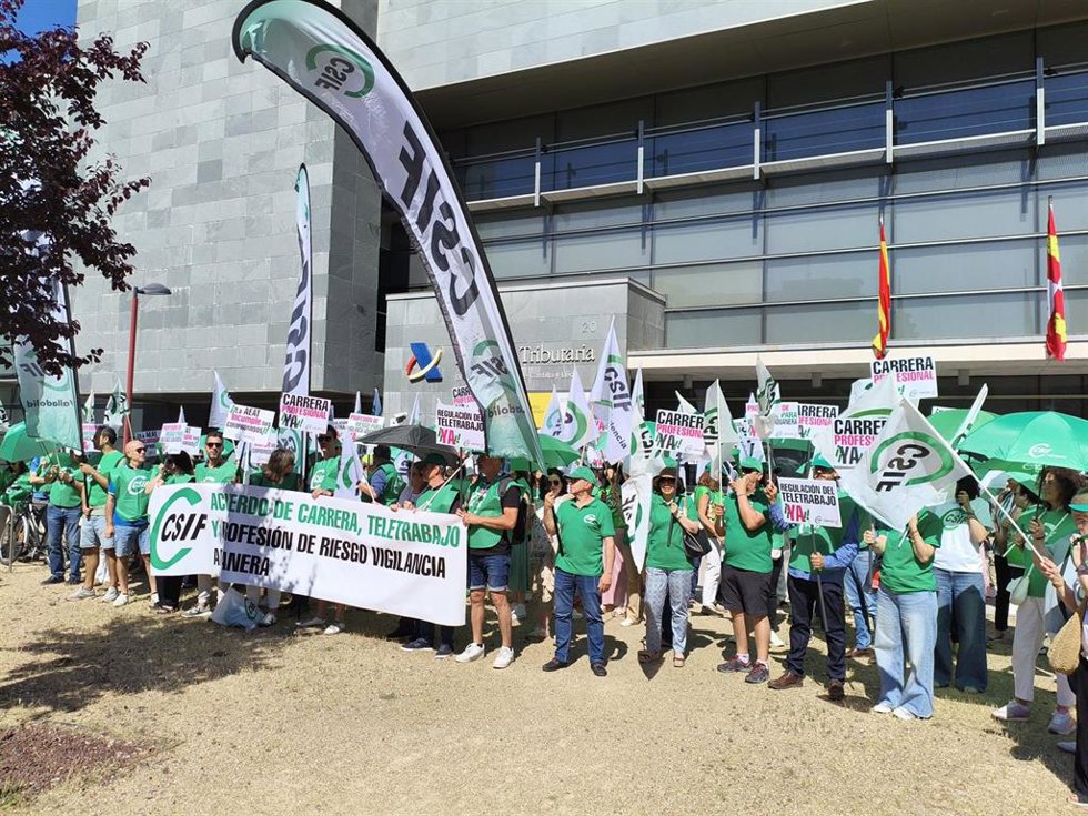 Protesta de trabajadores convocados por CSIF a las puertas de la Delegación de la Agencia Tributaria en Valladolid.