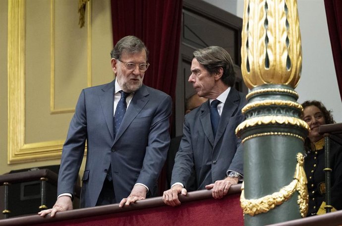 (I-D) Los expresidentes del Gobierno Mariano Rajoy y José María Aznar, durante la visita del Papa León XIV al Congreso 